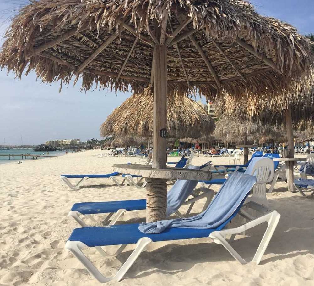 Aruba Letovanje plaža ležaljke suncobrani