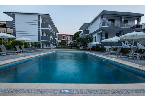 Apphotel Akritas Pefkohori Halkidiki Grčka letovanje leto 2019 bazen ležaljke suncobran