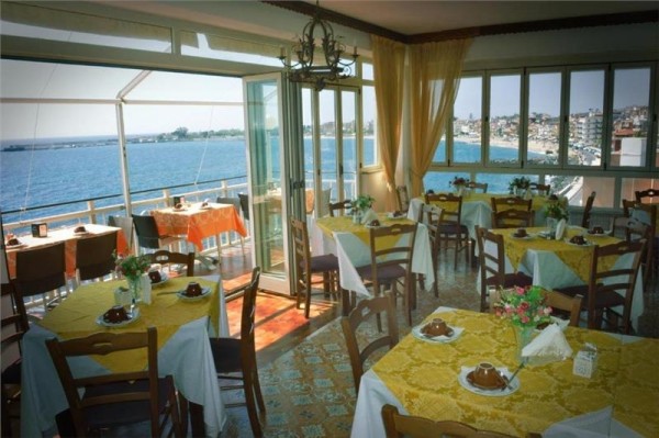 Hotel La Riva Djardini Naxos Sicilija Italija letovanje restoran terasa