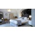 Hotel Honeymoon Petra villas Imerovigli Santorini letovanje more Grčka ostrva krevet