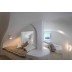 hotel nefeles luxury suites fira santorini letovanje grčka ostrva spavaća soba kreveti